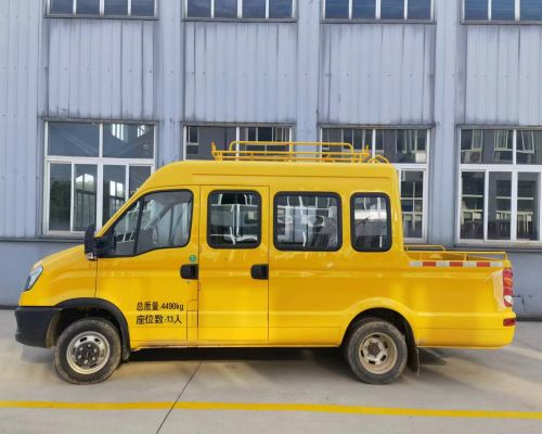 依维柯13座工程车